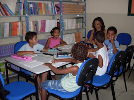 AQUI SÃO ALUNOS PESQUISANDO NA BIBLIOTECA DA ESCOLA