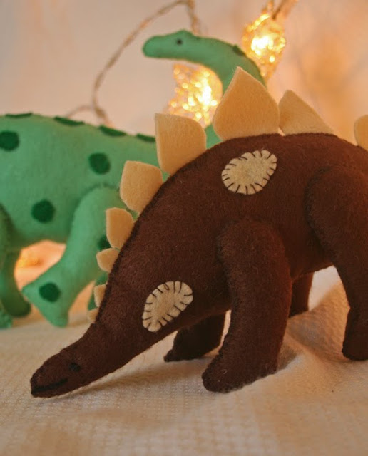 Felt dinosaurs from Claire Garlands Book toys to sew