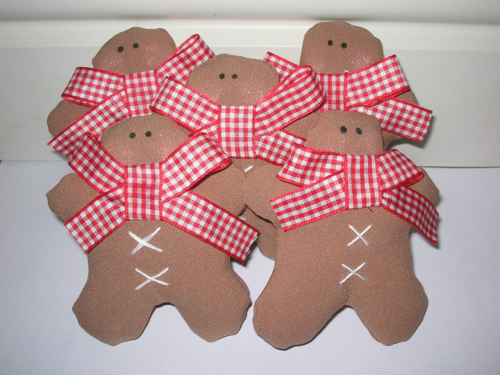 Bakes and makes gingerbread men garland