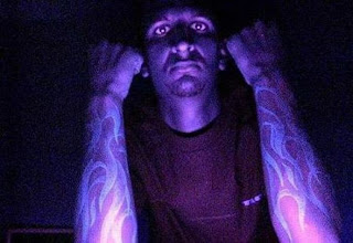 http://2.bp.blogspot.com/_mmBw3uzPnJI/S7tetWi_X2I/AAAAAAABJJE/AZBnPwp0Q2Q/s1600/blacklight_tattoos_04.jpg