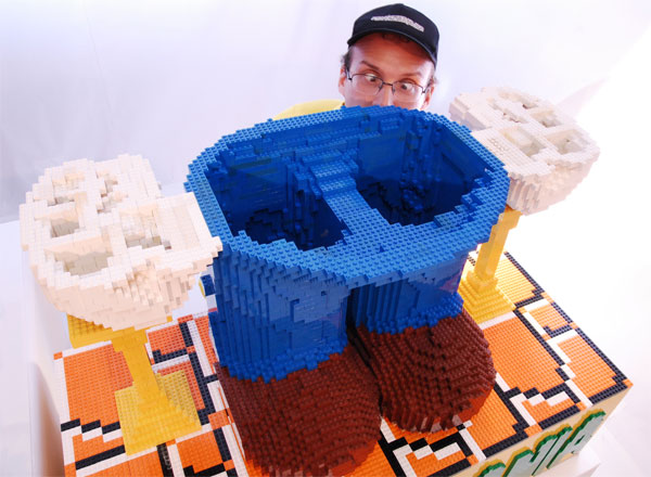 Estátua gigante do Mario feita de Lego