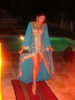 maram ben aziza dans une magnifique robe bleu