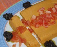 pastel salado de calabaza con salsa de aceitunas negras