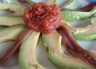 ensalada de aguacate con anchoas
