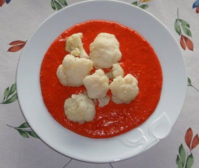coliflor con salsa de pimientos rojos