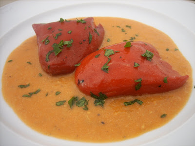 Pimientos del piquillo rellenos de bacalao en salsa de marisco