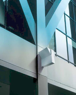 LUZ Y ARQUITECTURA: ILUMINACIÓN DE EXTERIORES CON PROYECTORES.