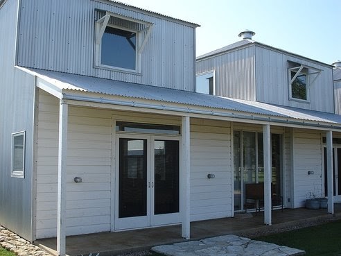 Arquitectura de Casas: Casa de granjero con cubiertas de metal en Dallas.