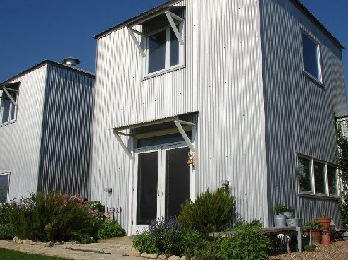 Arquitectura de Casas: Casa de granjero con cubiertas de metal en Dallas.