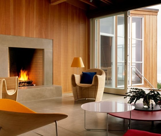 Interior de la moderna casa sala de estar Sala de estar de casa contemporánea de madera en una playa de California
