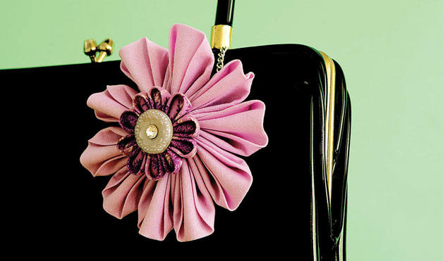 [DIY-Style-Fabric-Flower-Charm_featured_article_628x371.jpg]