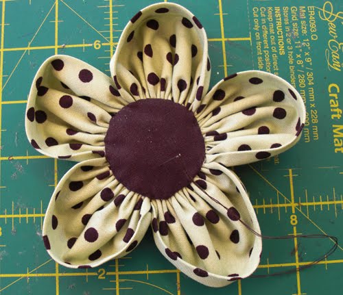 [fabric+flower+tutorial+009.jpg]