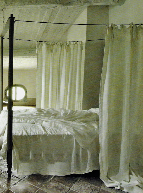 Linen bed drape, Maisons Côté Sud, as seen on linenandlavender.net