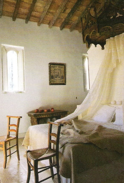 Romantic draped bed, Côté Sud Fev-Mar 2005, edited by lb for linenandlavender.net