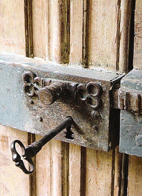 antique hardware detail image via French Country Style at Home, as seen on linenandlavender.net, post:  http://www.linenandlavender.net/2010/07/antique-hardware.html