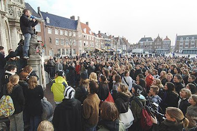 Scholier spreekt mede-actievoerders toe in Middelburg