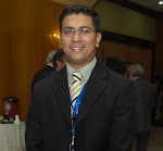 Les saludo con un fuerte apretón de mano izquierda