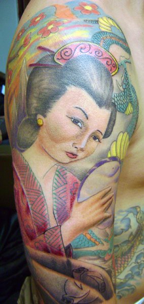 Fotografía tatuajes de caras de mujer en  espalda  geométrico