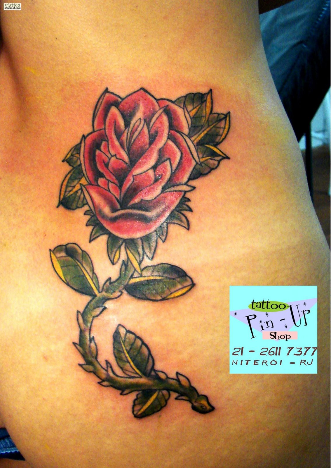 Imagen de tattoos de florales en la pierna  minimalista