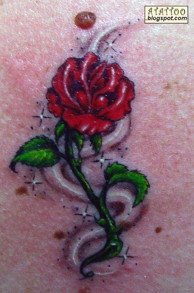 Fotografía tatuaje con florales para el pie  new school