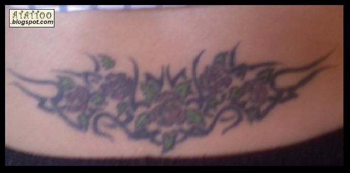 Fotografías tatuaje florales en la cadera,  a mano