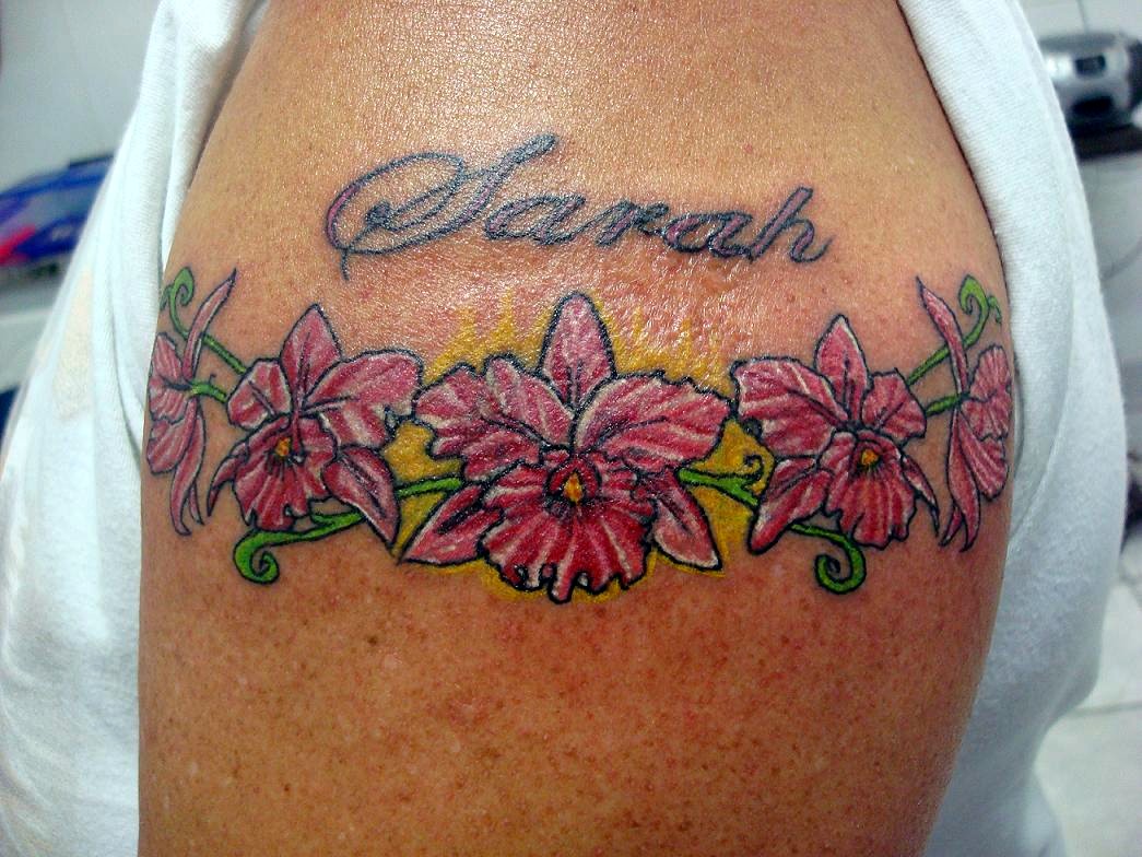Fotos de tattoos florales para la pelvis,  geométrico