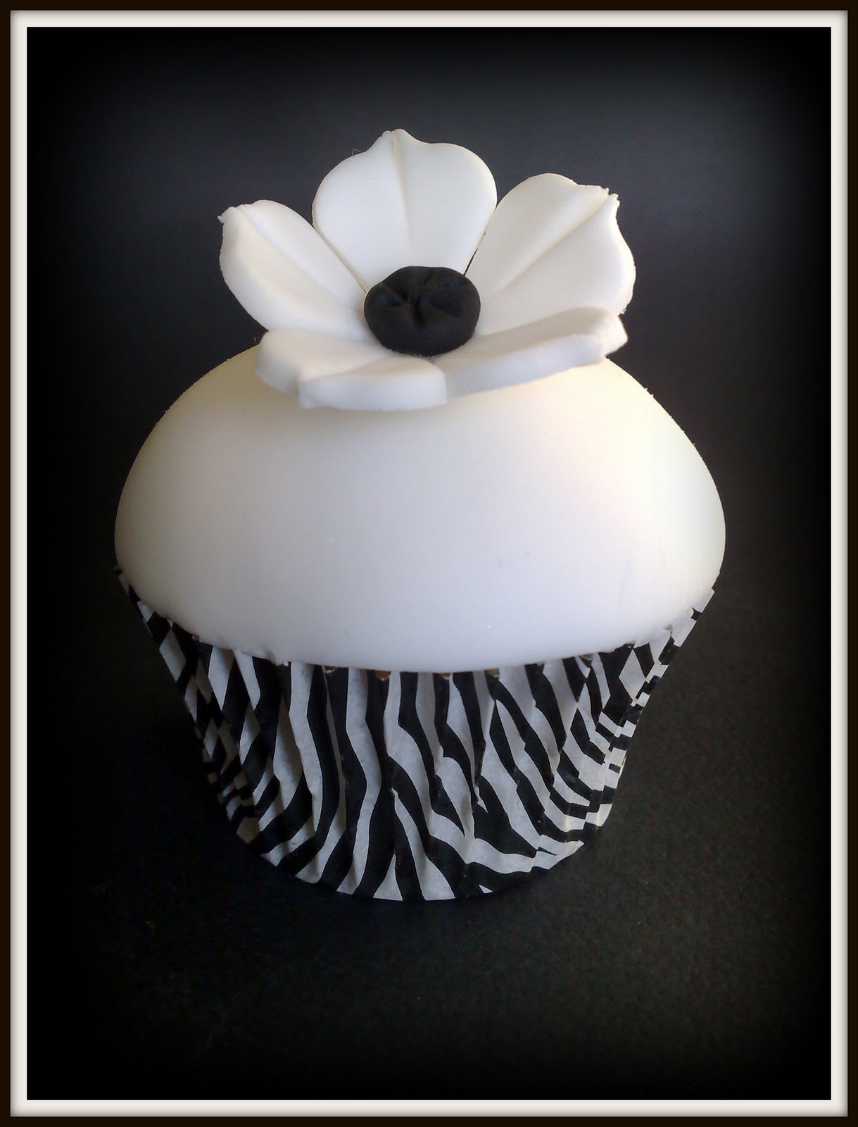 Small Things Iced Black & White Cupcakes Small Things Iced Black & White Cupcakes