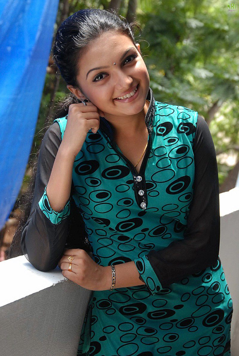 Latest Spicy Actress Saranya Mohan Photo Gallery Latest Hot Actress
