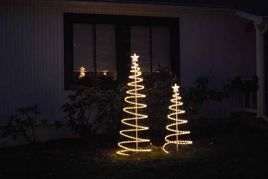 [091210+Christmas+lights+at+night+-s900.JPG]
