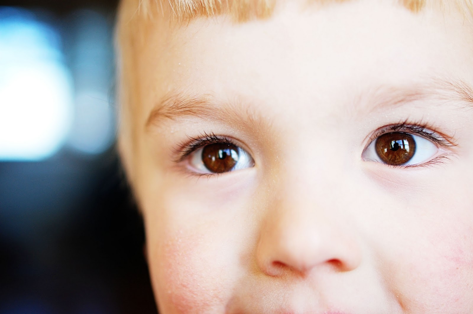 Brown Eyes White Boy Messer Raus