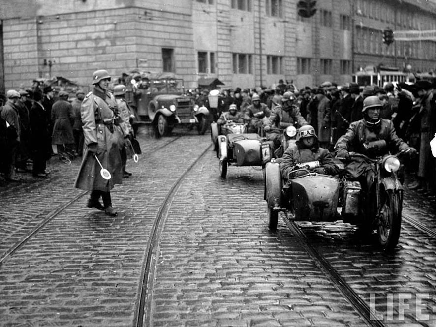 1938 in nazi germany essay On this day, adolf hitler announces an “anschluss” (union) between germany and austria on march 12, 1938, german troops marched into austria. 1938 in nazi germany essay On this day, adolf hitler announces an “anschluss” (union) between germany and austria on march 12, 1938, german troops marched into austria.
