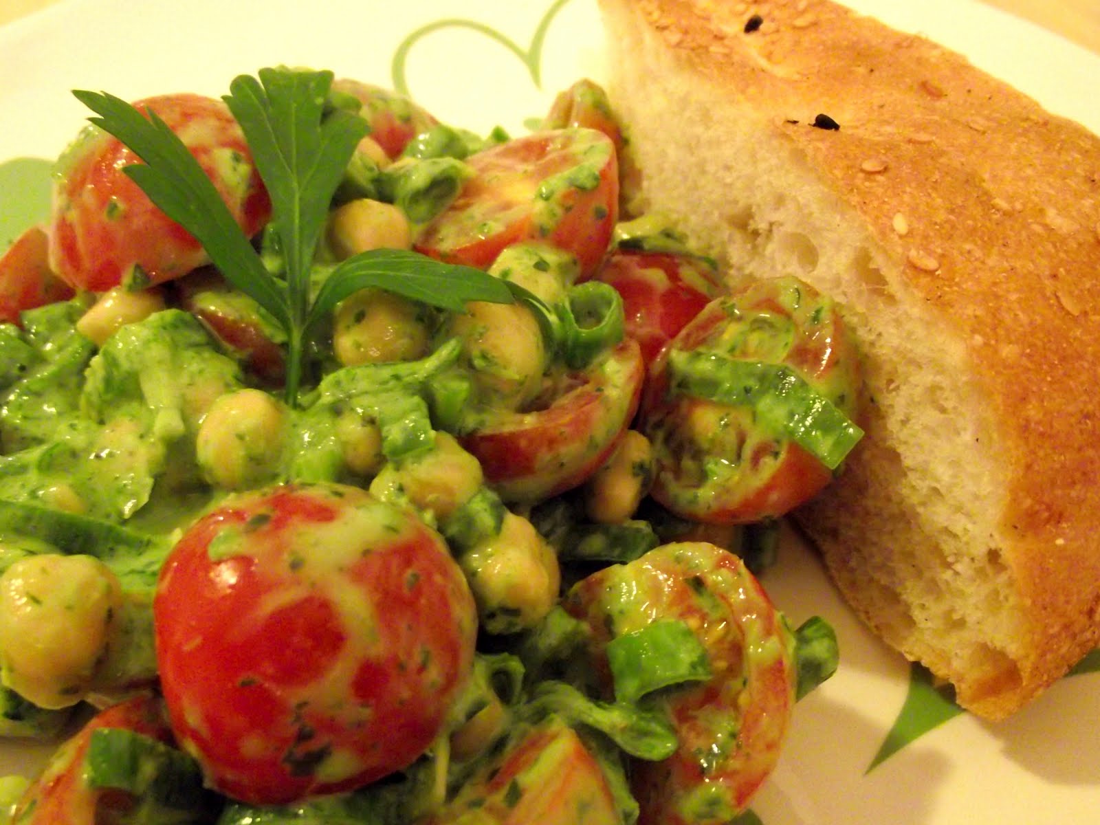 Kichererbsen-Salat mit Cherry-Tomaten und veganem Petersilie-Minz ...