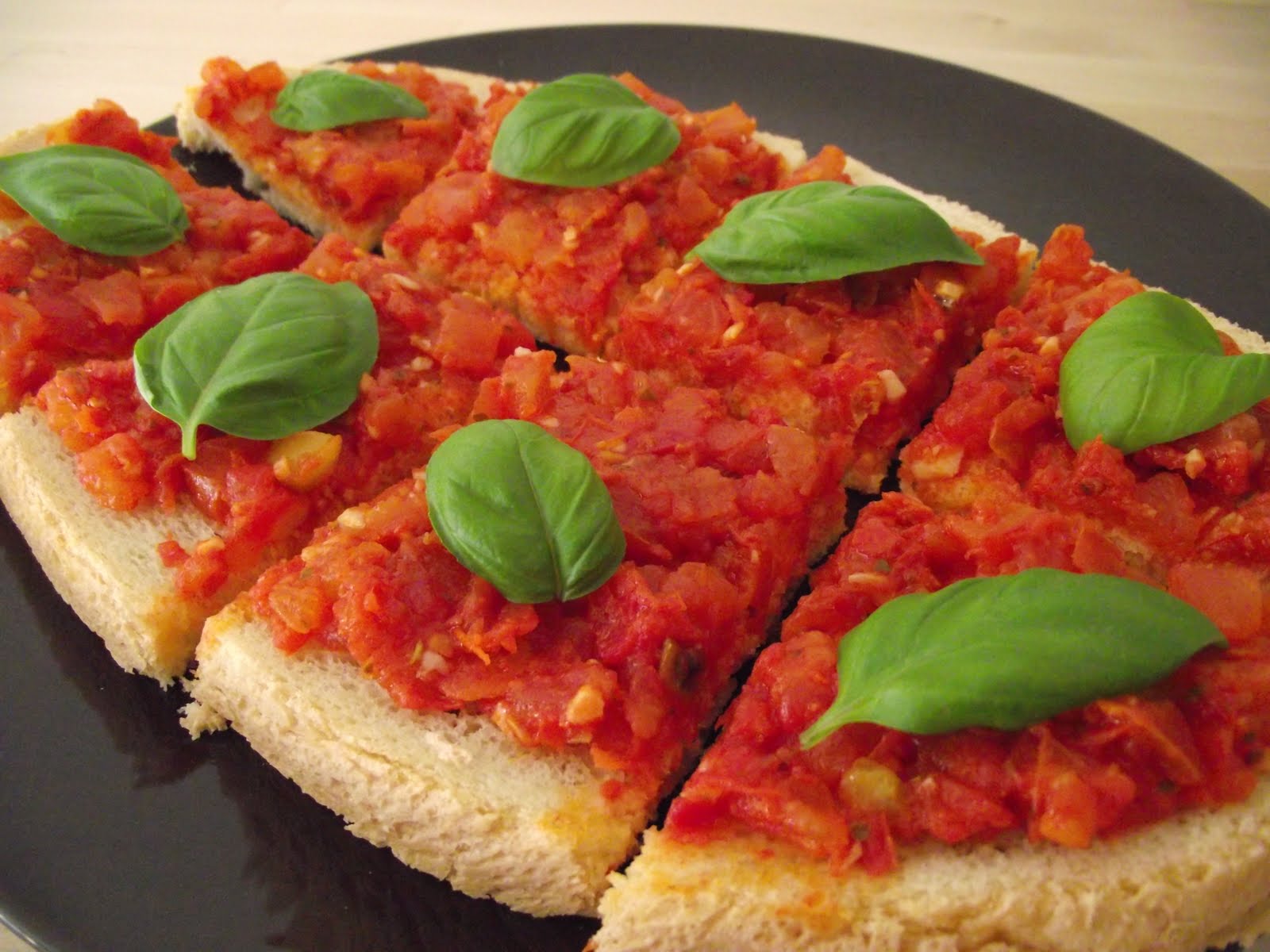 veganes Bruschetta mit Tomaten, Knoblauch und Basilikum in 5 Minuten ...