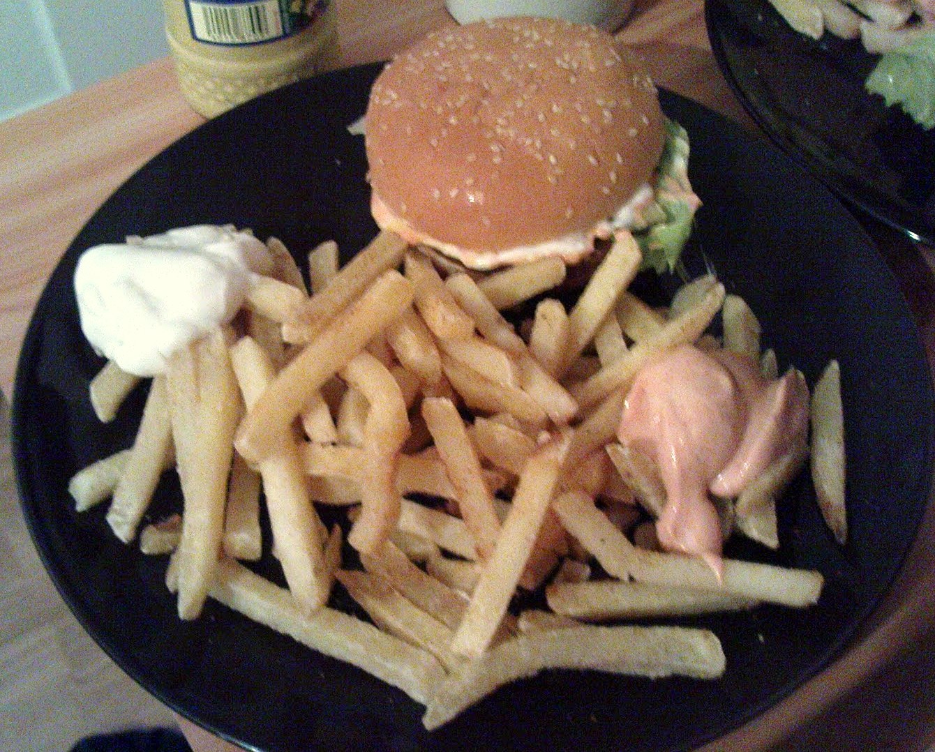 vegane Hamburger mit Pommes, veganer Mayo und veganer ThousandIslandSauce