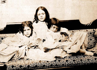 Alice Liddell (a la derecha) con sus hermanas - Lewis Carroll