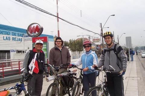 El abrazo de las rejas con ciclistas Valpo para pedir la apertura y entrega de la ciclovia