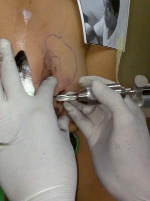 Proses pembuatan tatto di dada seorang cewe' langsung aja ke TKP 
