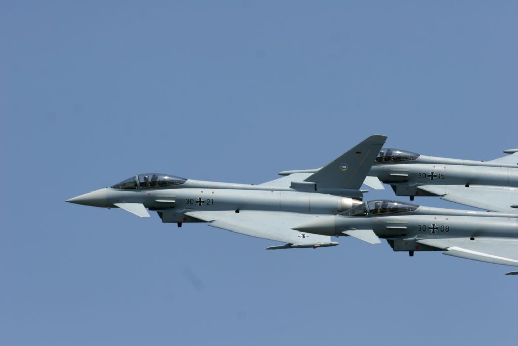 [lowres_3_ef-767360.jpg]