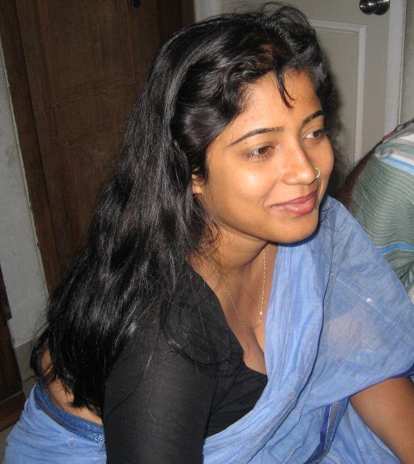 Indian Big Aunties Girls Bending Down To Show Hot Cleavages-7648