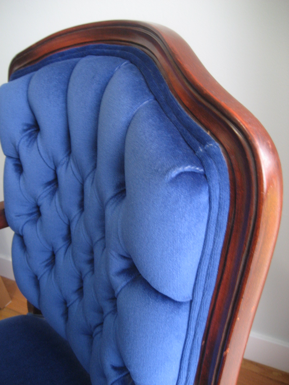 Six Balloons Vintage Delights: Royal Blue Victorian Velvet Chair