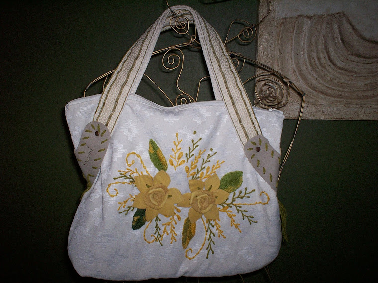 CARTERA CON FLORES DE CUERO  AMARILLA
