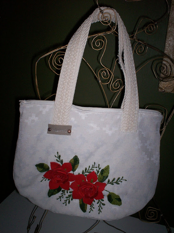 CARTERA CON FLORES DE CUERO ROJAS