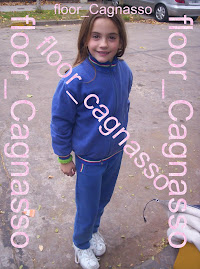 flor tachada con el flog =) jajajajaaj que linda saliio =) besoos lara ii aguuusss =) los kiieroo