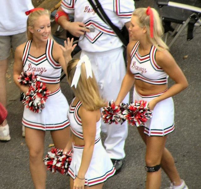 [cheerleaders+legs+calves+1.jpg]