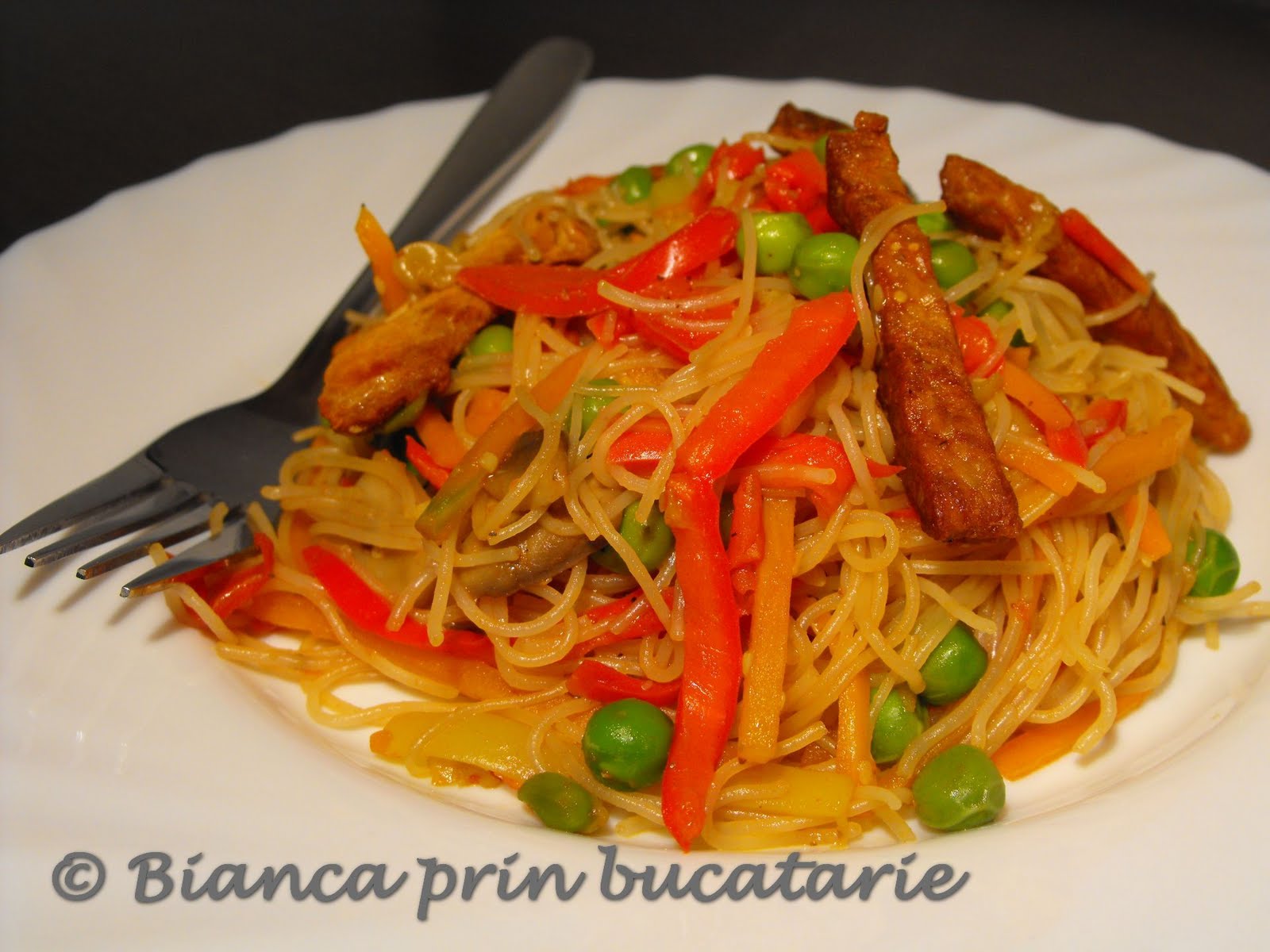Bianca prin bucatarie Legume in wok cu noodles de orez si carne de porc