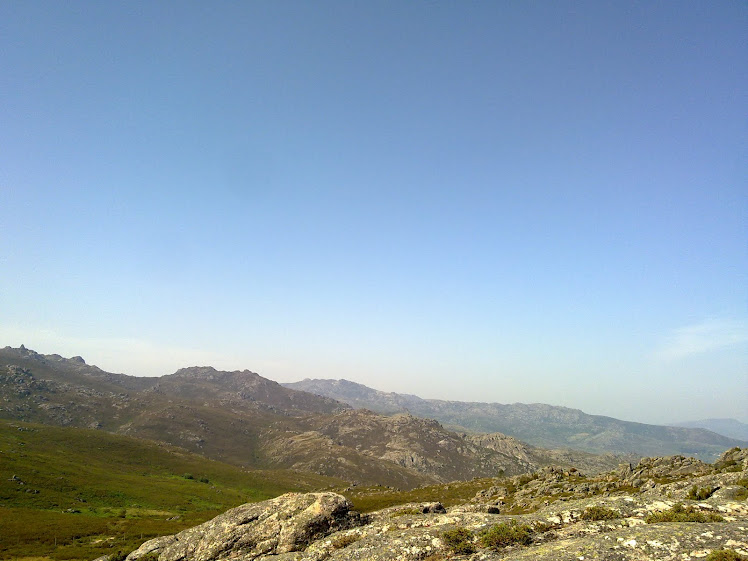 Ao fundo no centro da foto fica localizado o ponto mais alto da Serra do Gerês, O Alto da Nevosa