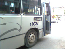 Este é o ônibus visto por fora que no trajeto de ida e volta super lotado.