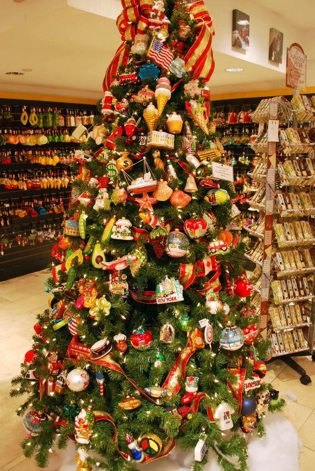 Mille Fiori Favoriti Christmas in NY Ornament Shop