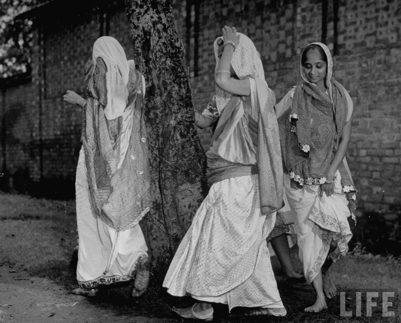 Hindu women walking around sacred tree - 1946