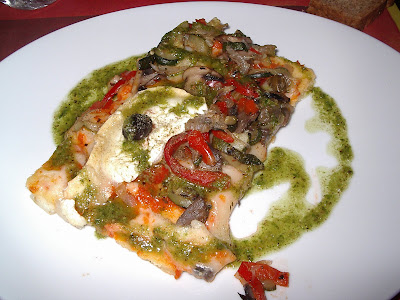 Pizza de polenta amb verdures, formatge de cabra i pesto de rúcula